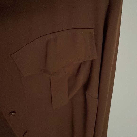 Le Streghe front button down blouse with long sleeves. - Picture 6 of 7